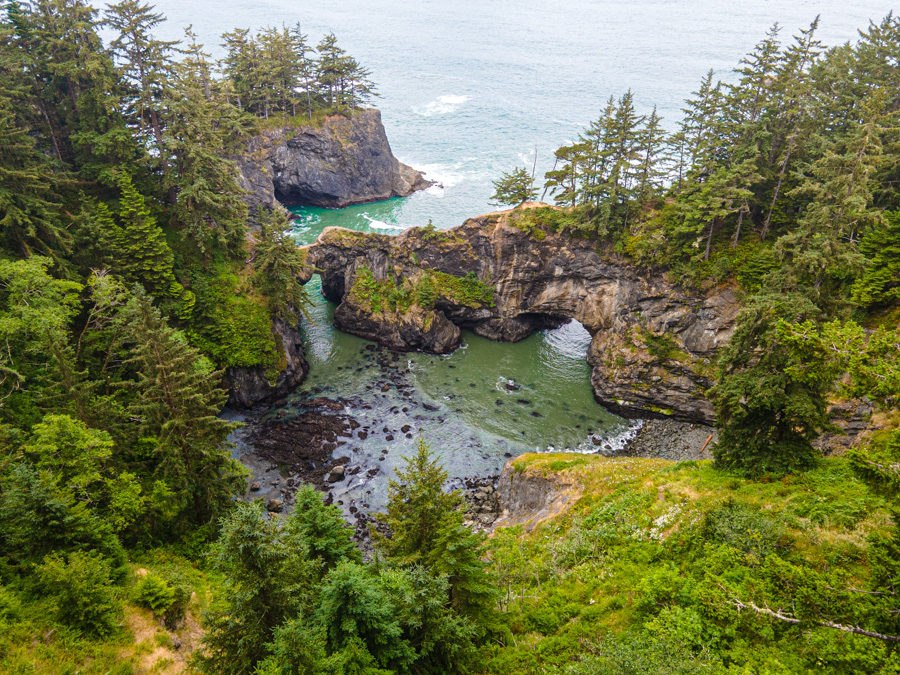 Natural Bridges to malowniczy obszar z unikalnymi skalnymi mostami uformowanymi przez fale